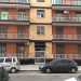 Su questultima, al civico 53, si trova una delicata palazzina rossa e marrone: data anche linvidiabile posizione potremmo definirla unabitazione signorile...